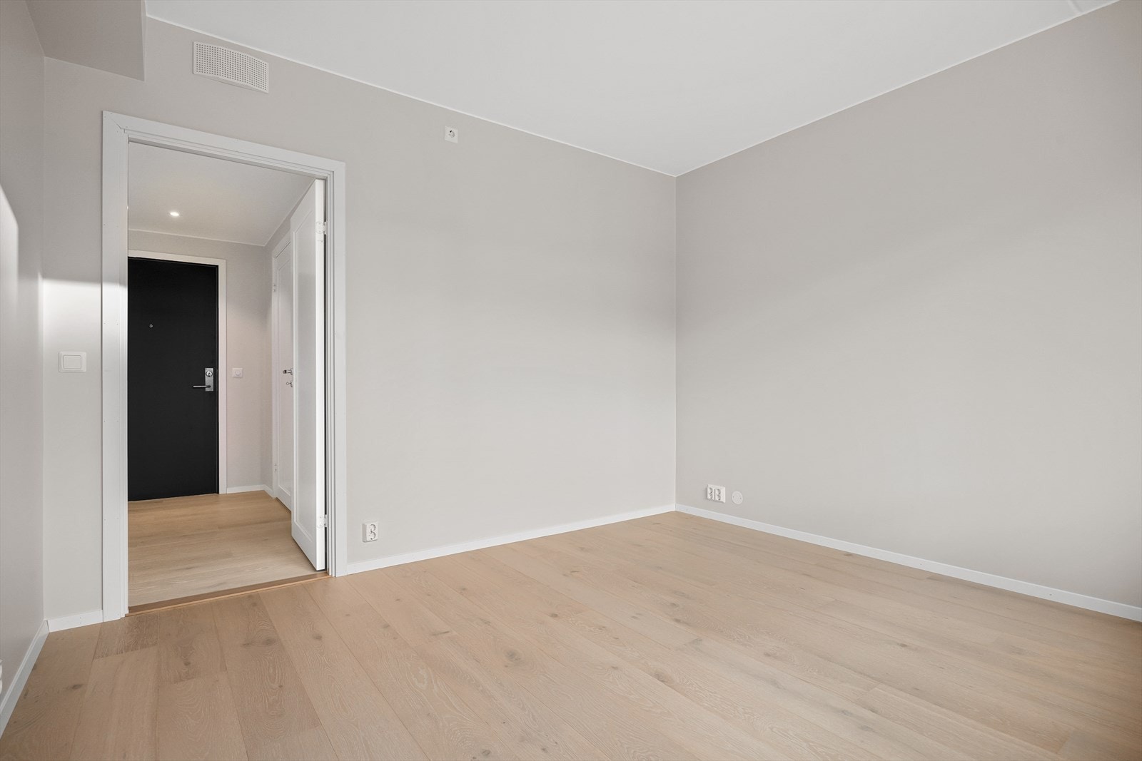 I tillegg er det god plass til et romslig garderobeskap. Galleribilde