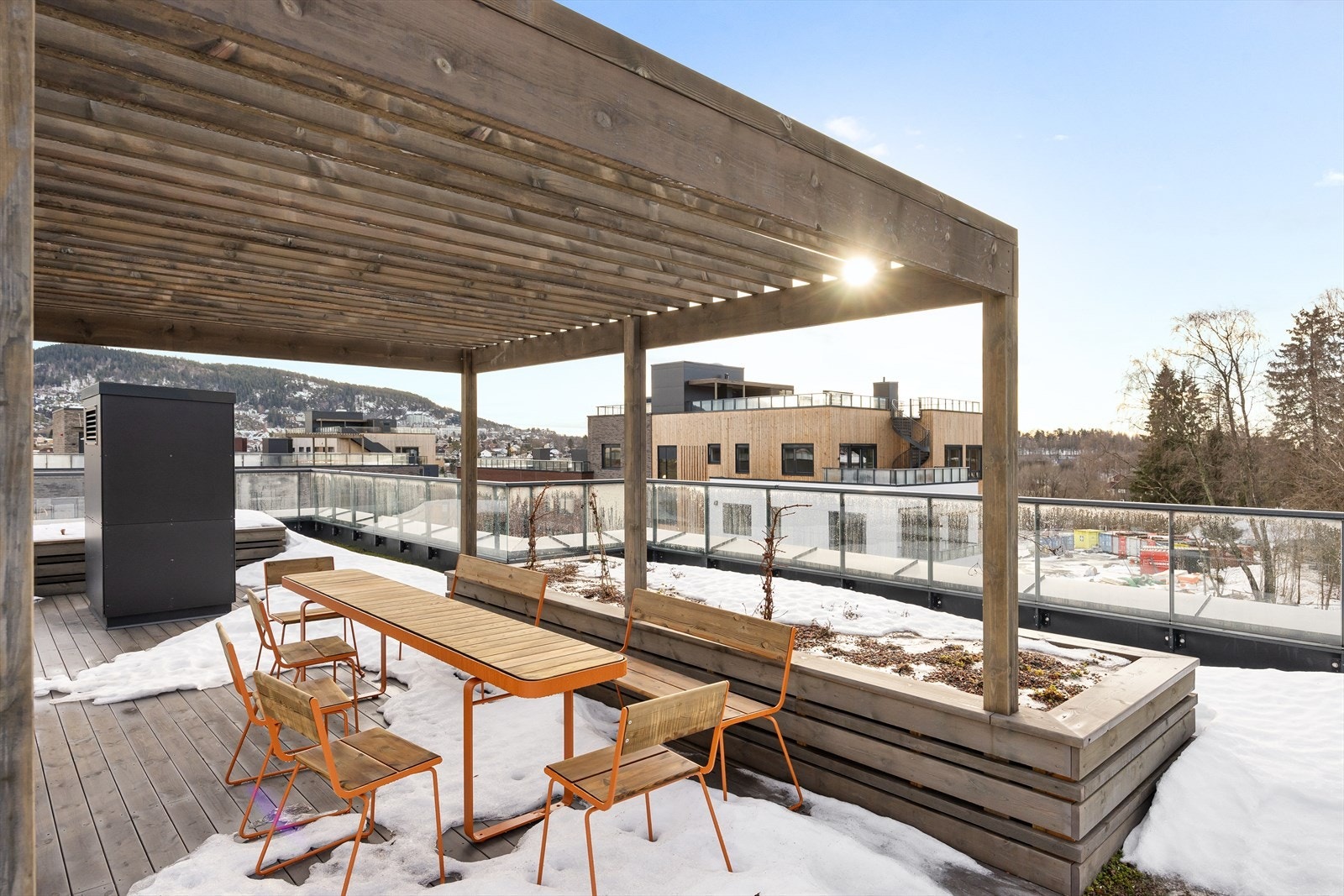 Borettslaget tilbyr en fantastisk takterrasse for beboerne, hvor du kan nyte solen, den flotte utsikten og hyggelige stunder med venner og familie. Galleribilde