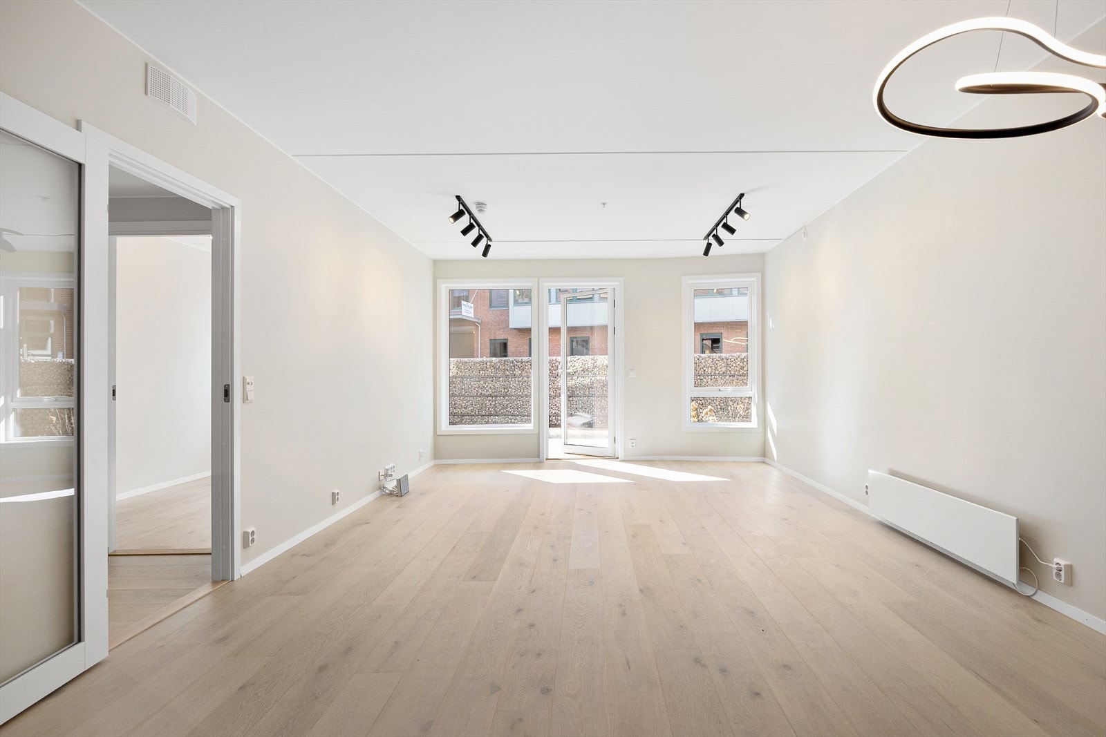 Den åpne planløsningen gir fleksible møbleringsmuligheter med plass til både sofagruppe, TV-møbler og spisebord. Galleribilde