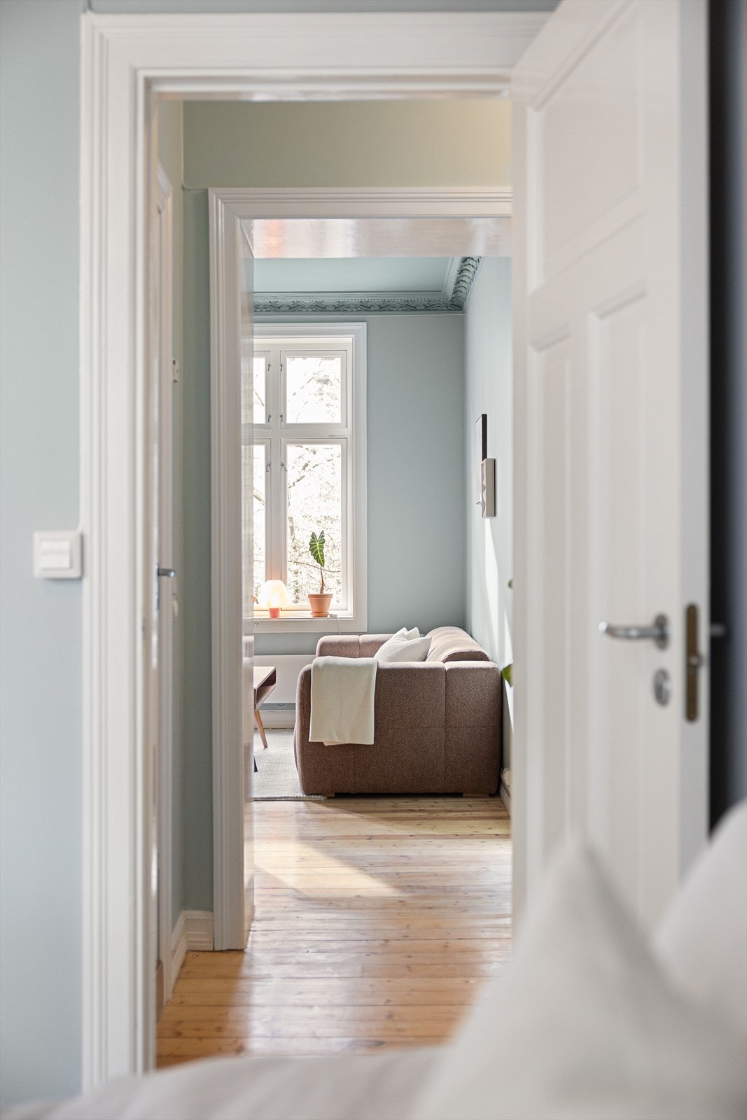 Leiligheten er gjennomgående med soverom og kjøkken vendt mot bakgård og stue mot den skjermede gaten. Galleribilde