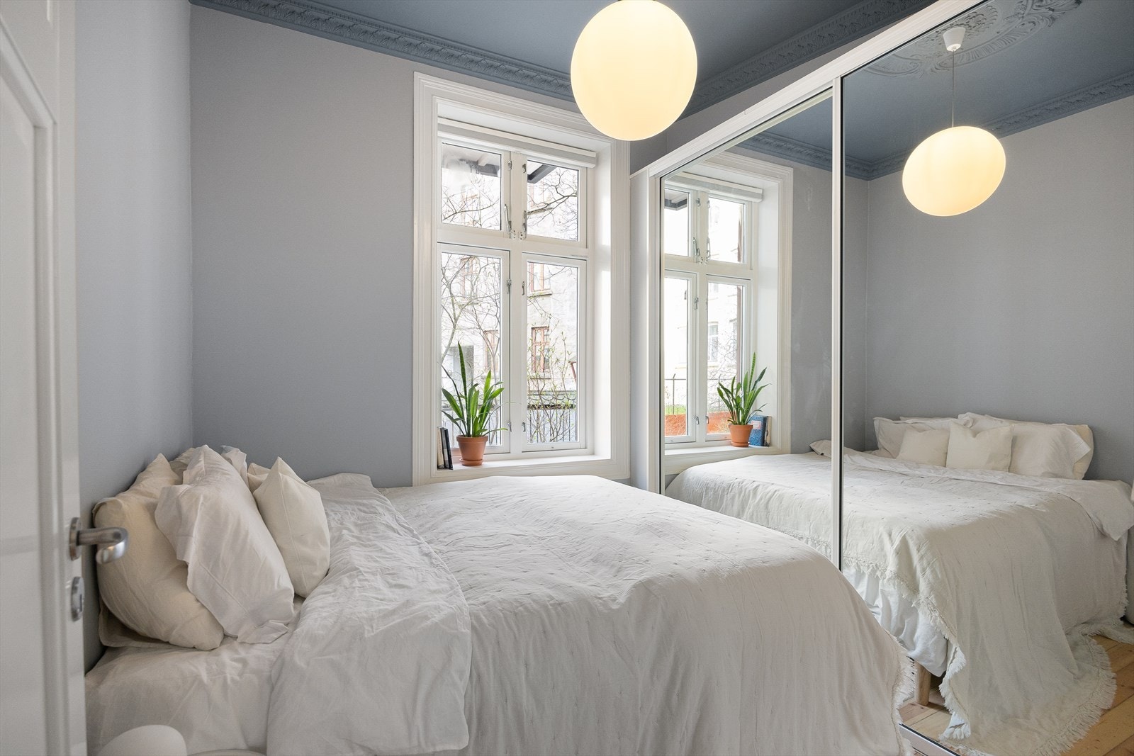 Deilig soverom med plasstilpasset skyvedørsgarderobe. Galleribilde