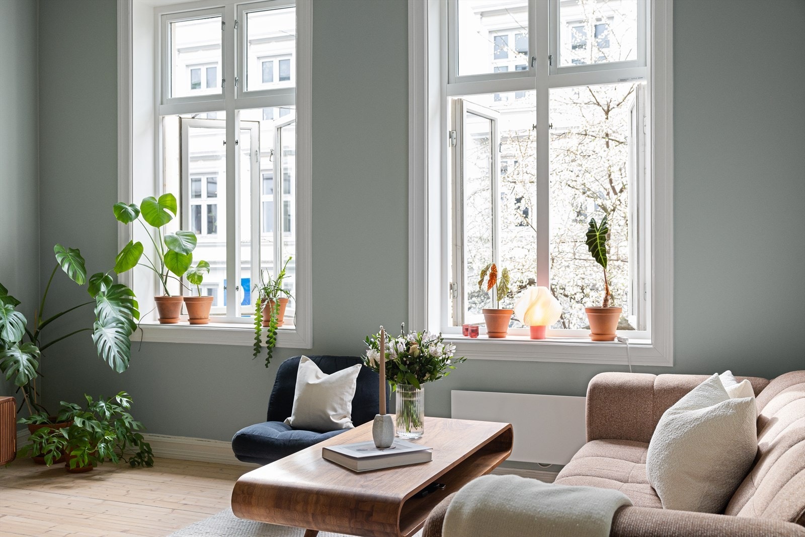 Det store vinduene sørger for rikelig med naturlig lysinnslipp. Galleribilde