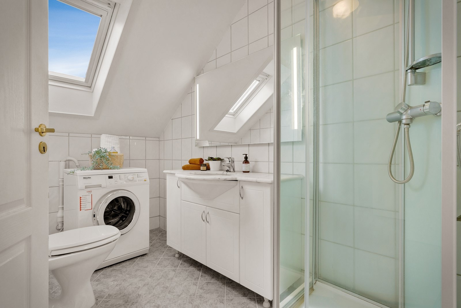 - Helfliset bad på 3,9 m² - Galleribilde