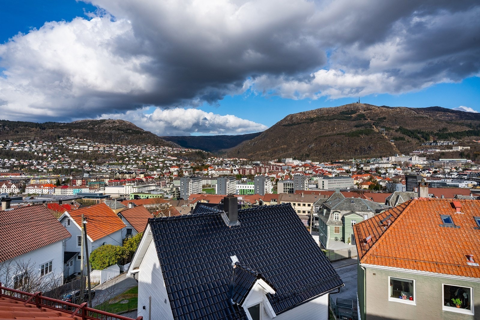 - Boligen byr på nydelig utsikt over nærområdet, Ulriken og mot Fløyen - Galleribilde