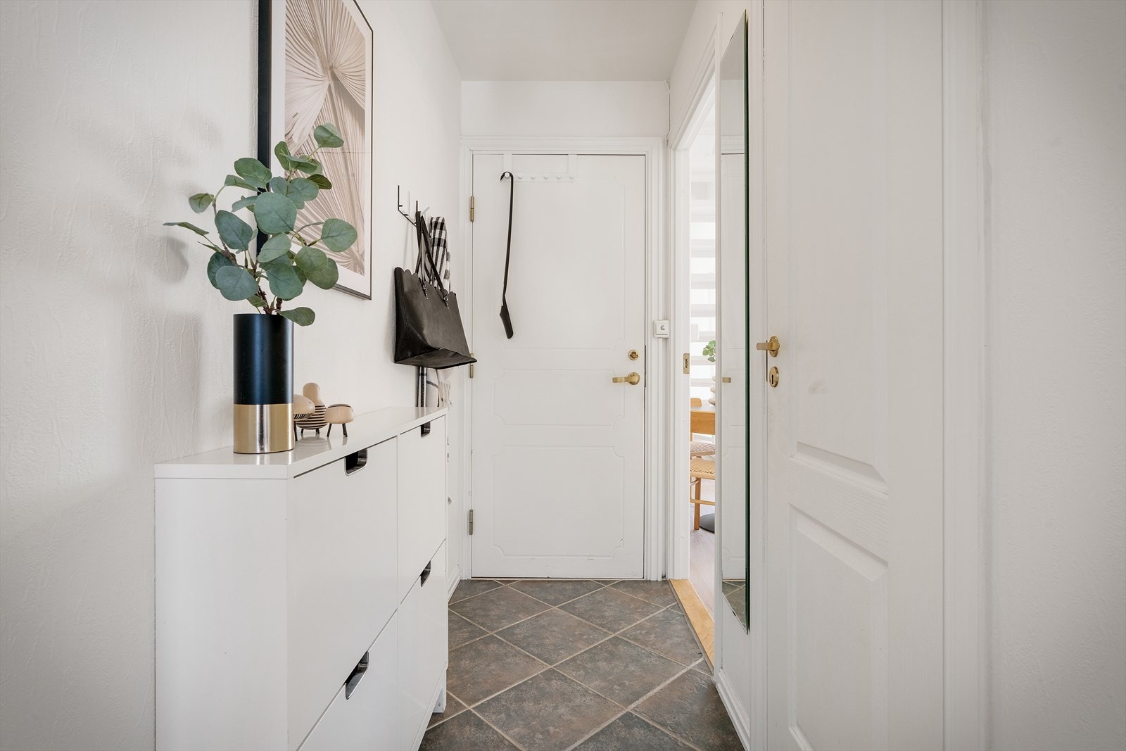 - Flislagt entré på 2,5 m² - Galleribilde