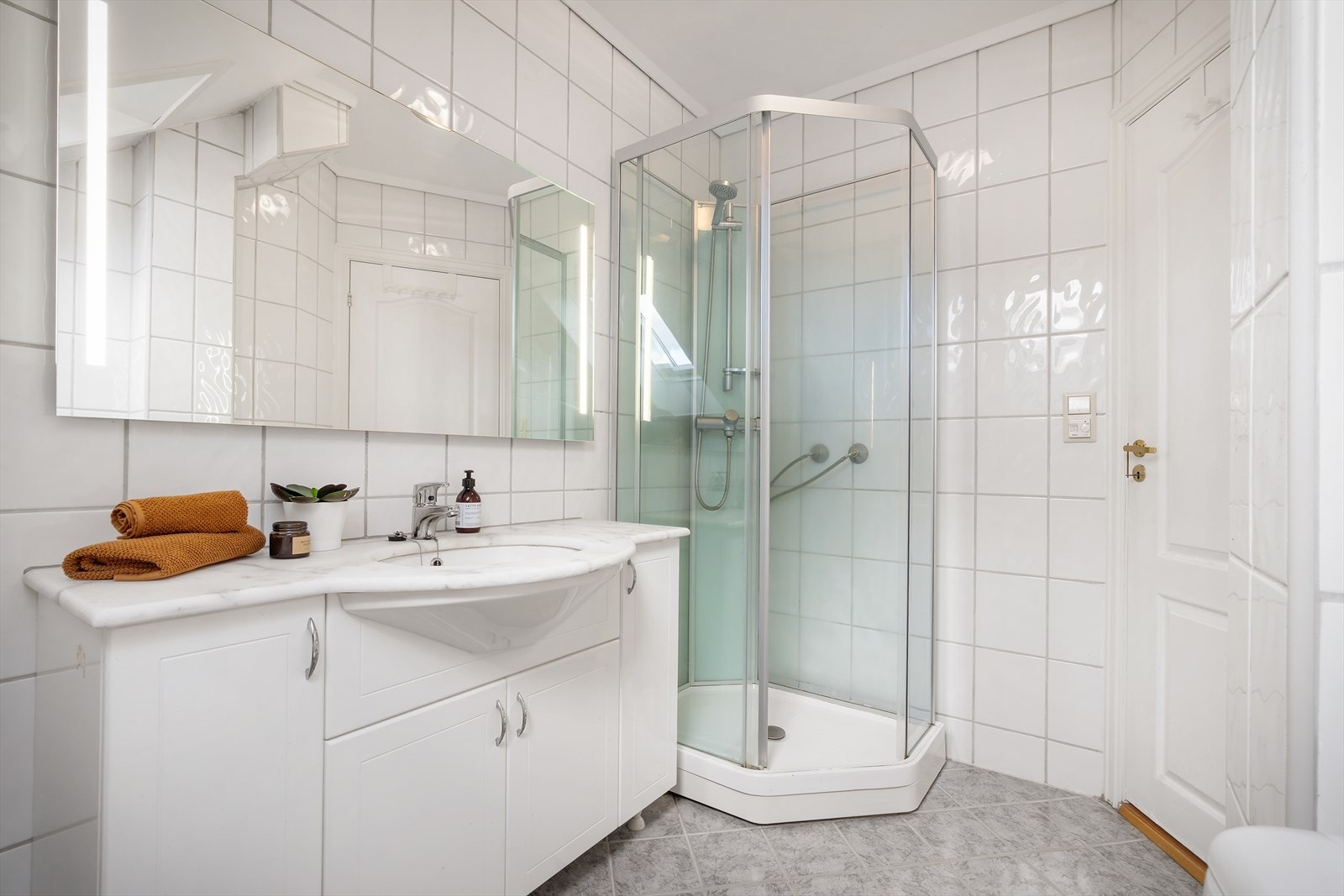 - Badet er utstyrt med servant med innredning, toalett, dusjkabinett og opplegg for vaskemaskin - Galleribilde