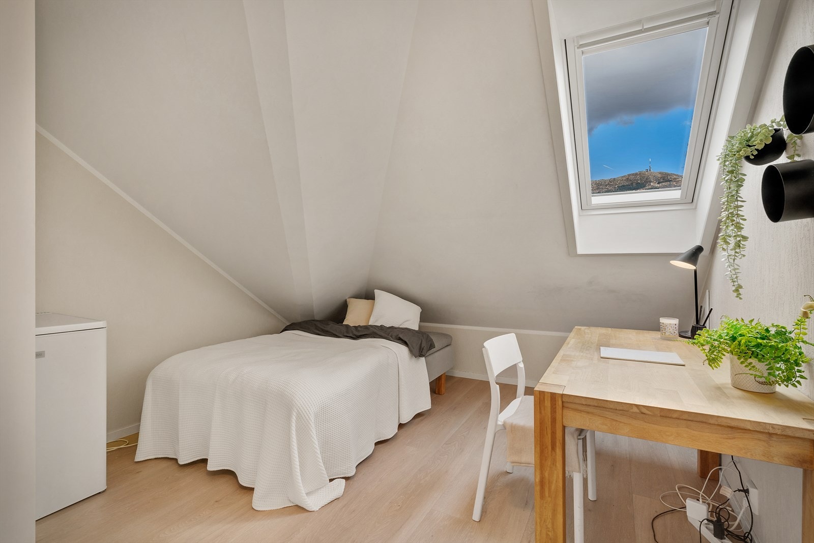 - På soverommet er det plass til seng, garderobe og tilhørende møblement - Galleribilde