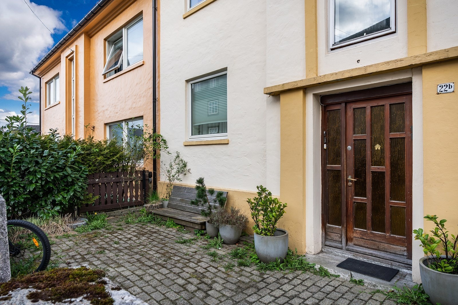 - Koselig felles uteplass ved inngangspartiet - Galleribilde