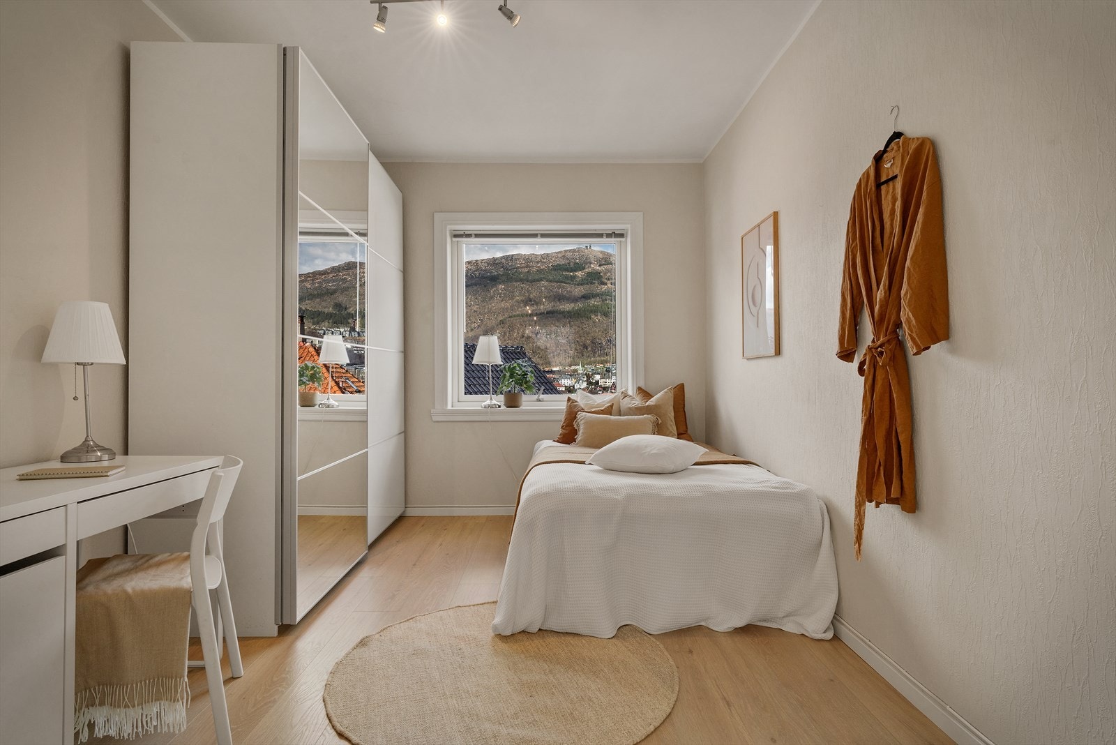 - I hovedetasjen ligger første soverom på 12 m² - Galleribilde