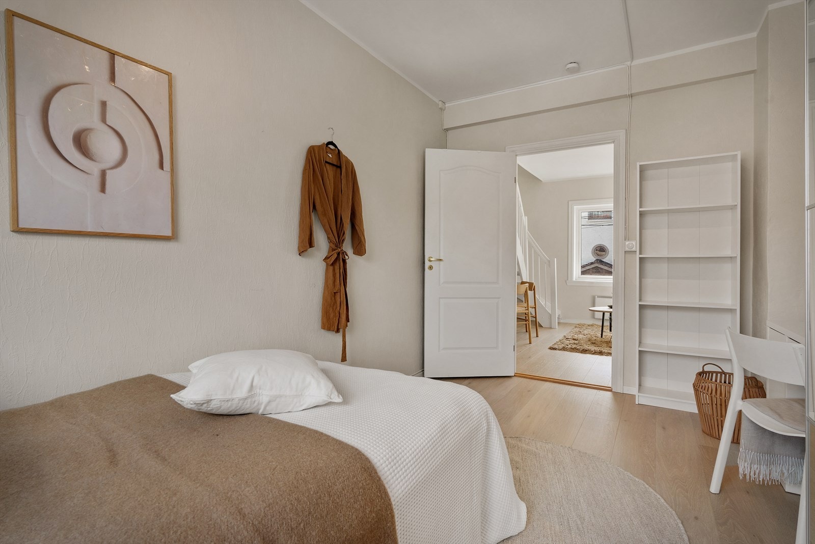 - Her har man god plass til å møblere med dobbeltseng og øvrig møblement - Galleribilde