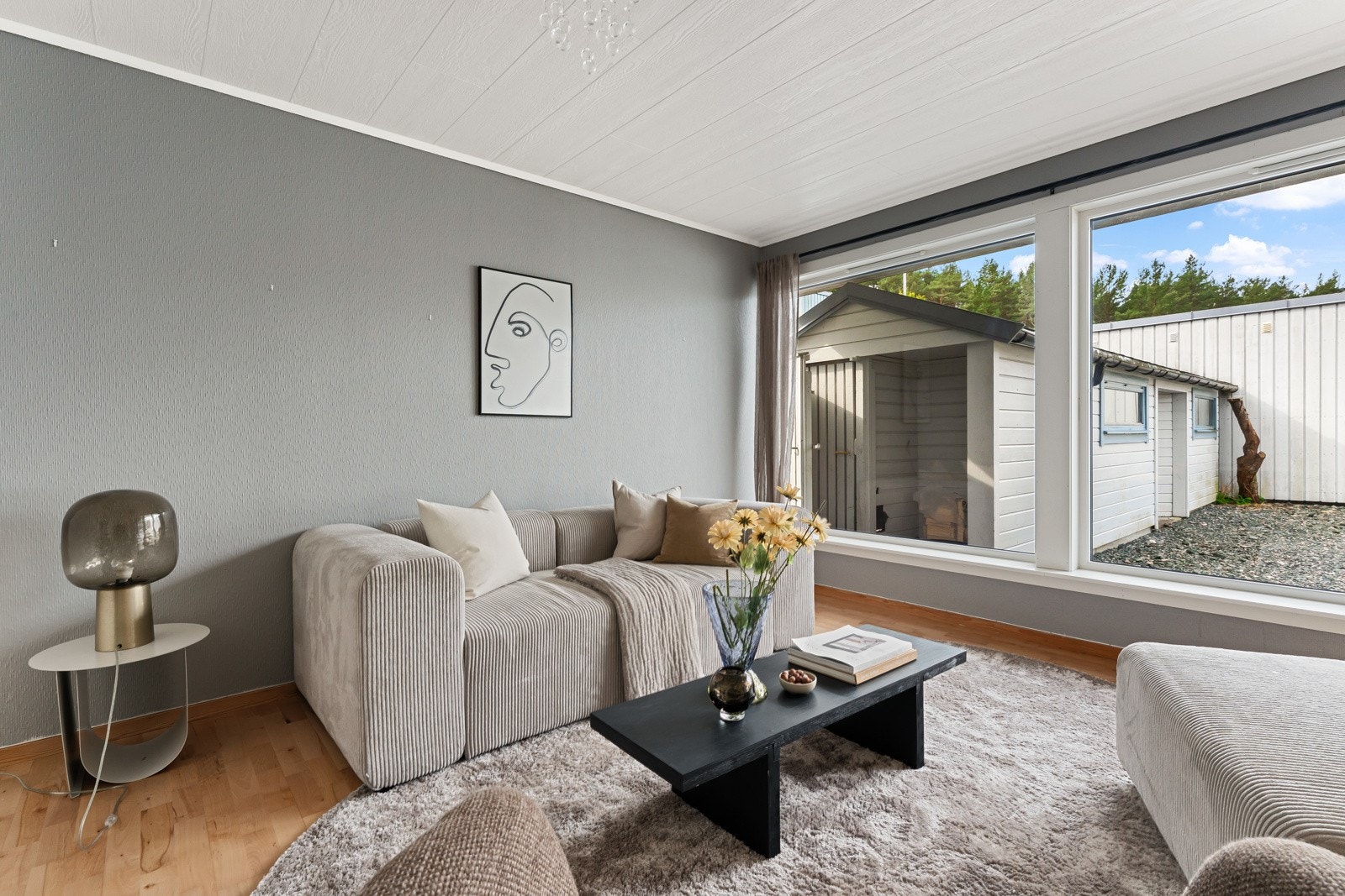 - Det betales kr: 7 510,- i fellesutgifter pr. mnd. som inkluderer: Kommunale avgifter/eiendomsskatt, renter og avdrag fellesgjeld, byggforsikring, strøm fellesarealer, forretningsførsel, vedlikehold, leie av elbilanlegg, drift og internett/TV. - Galleribilde