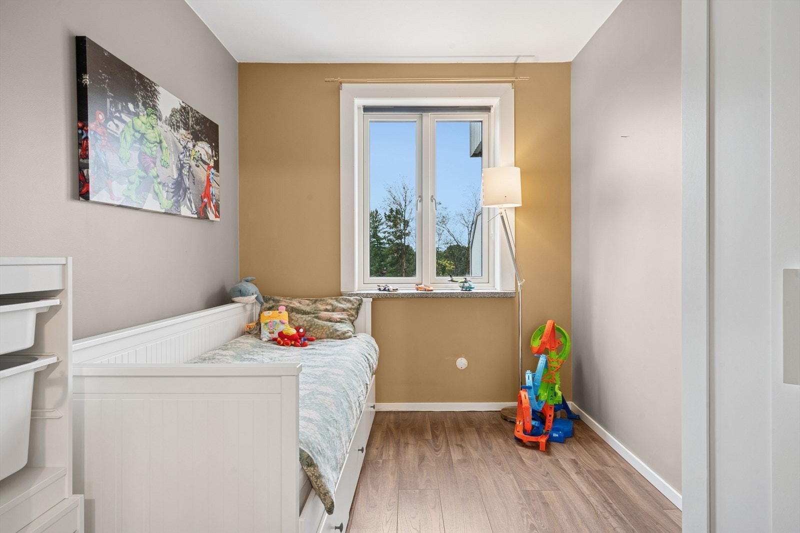 Fra soverom 2 har man utsikt mot grønt arealer. Galleribilde