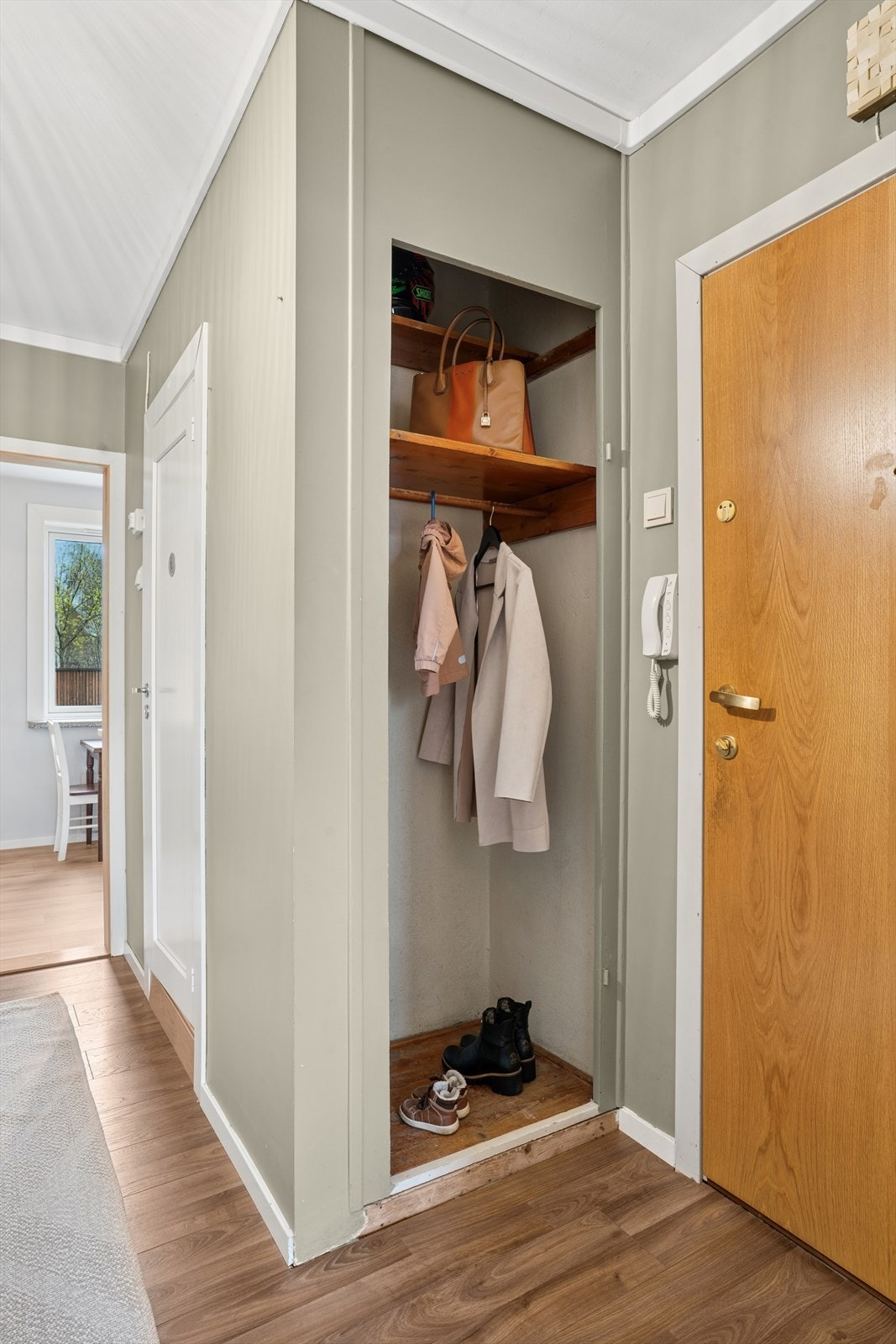 I gangen har man et praktisk innebygd skap med plass til yttertøy, sko og vesker. Galleribilde