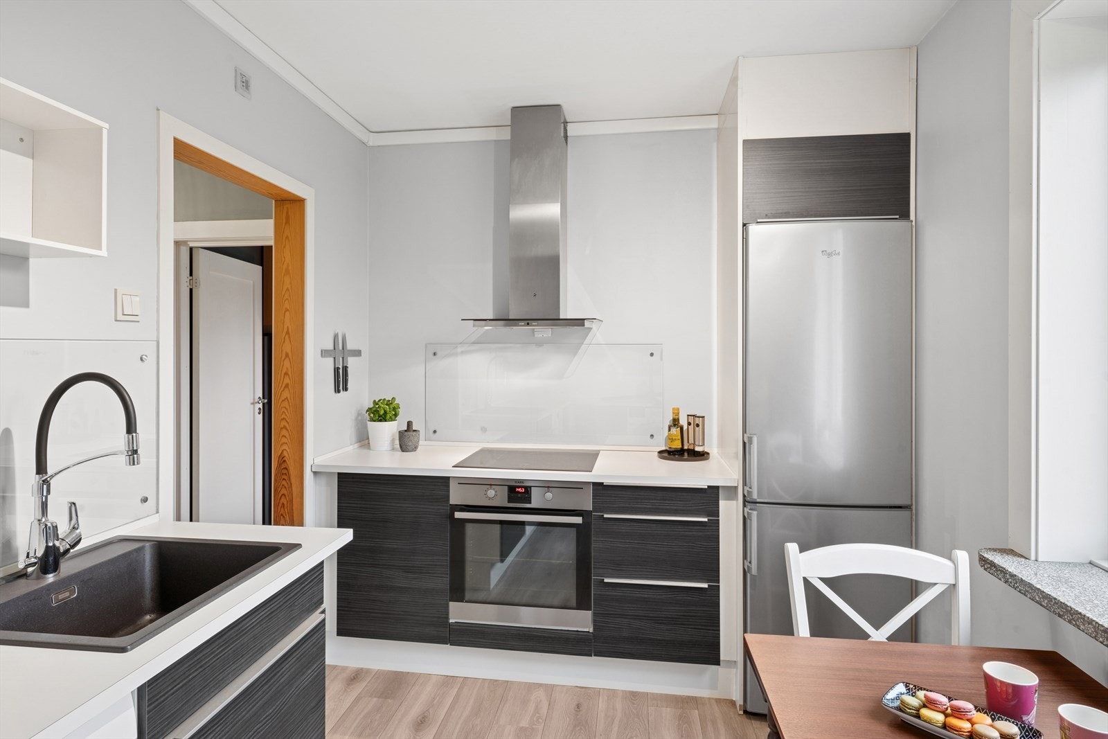 Kjøkkenet er også utstyrt med kjøkkenventilator med kullfilter og glassplate på vegg bak kum og stekesone. Galleribilde