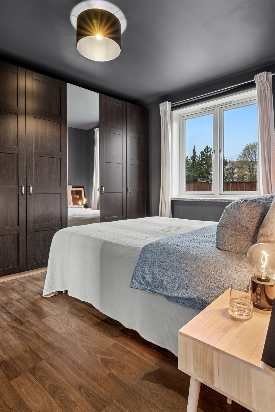 Her har man et svært gulv til tak garderobeløsning hvor man kan oppbevare klær og diverse. Galleribilde