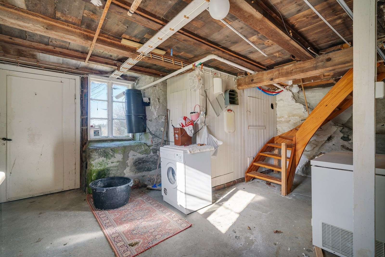 Stor og uinnredet kjeller. Galleribilde