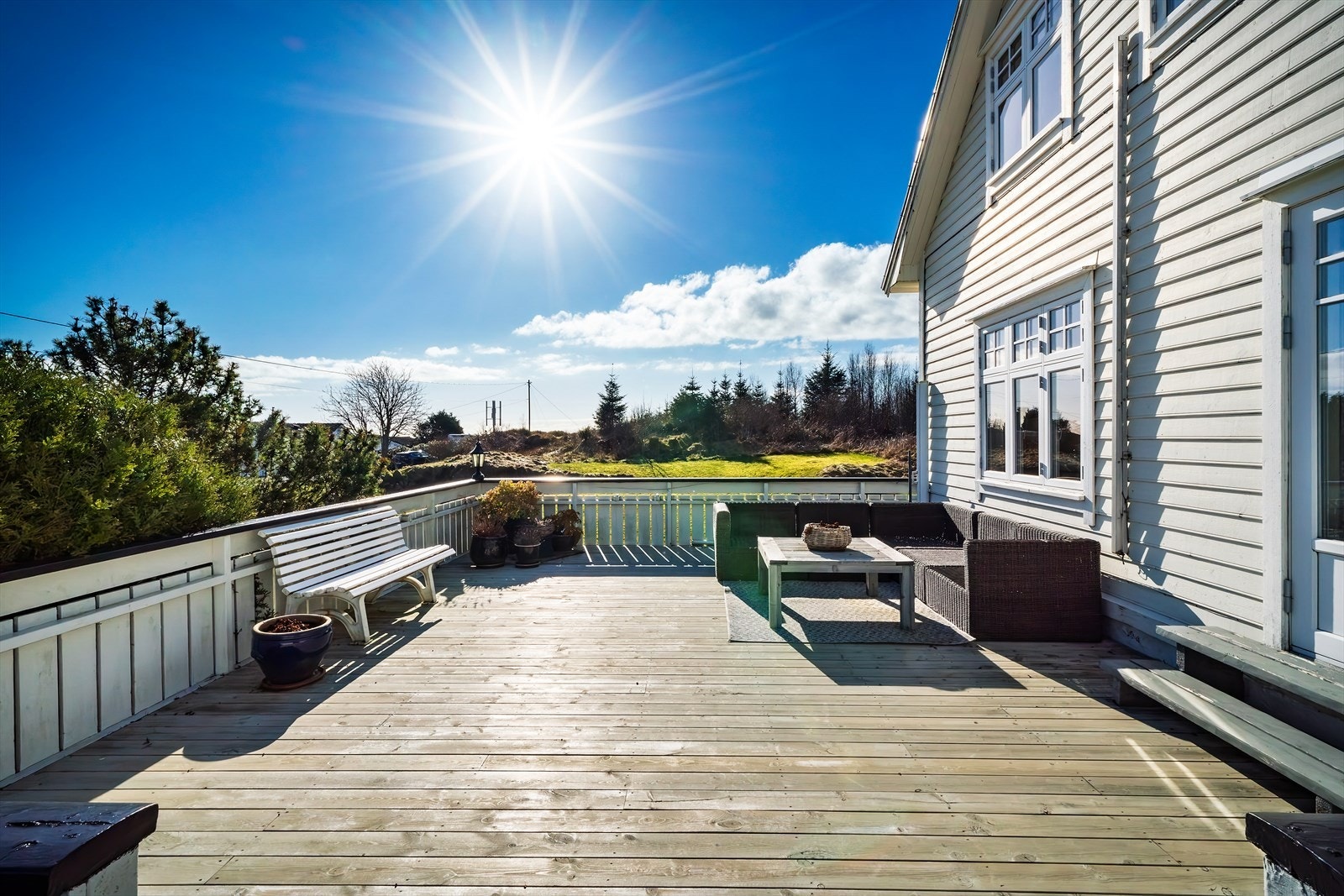 Eiendommen ligger forholdsvis sentralt på Austevoll med ca. 7 minutters kjøring til Storebø som har butikker, skoler, spisesteder og servicefunksjoner. Galleribilde