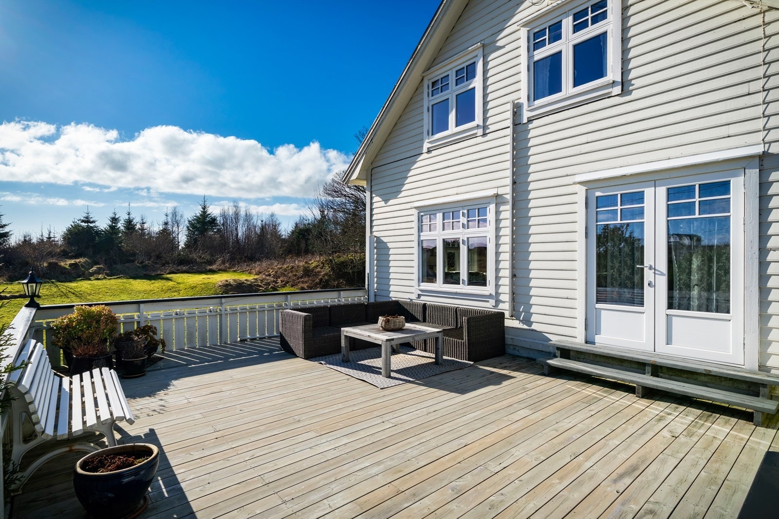 Idylliske og landlige omgivelser, med store hage og terrassearealer. Galleribilde