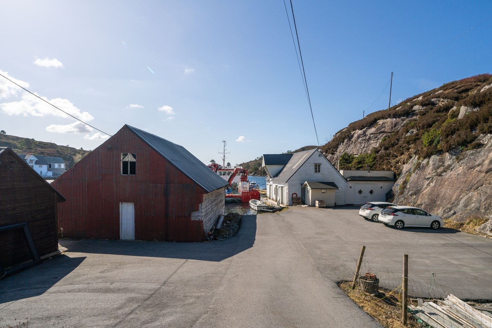 Man kan parkere like utenfor naustet. Galleribilde