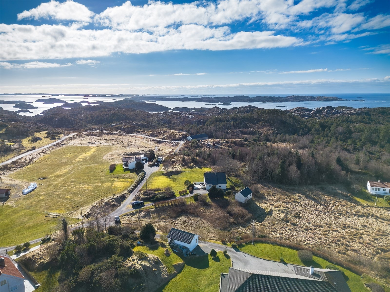 Nydelig småbruk med 374 dekar areal og tilgang til naust. Lang strandlinje og store landområder. Galleribilde
