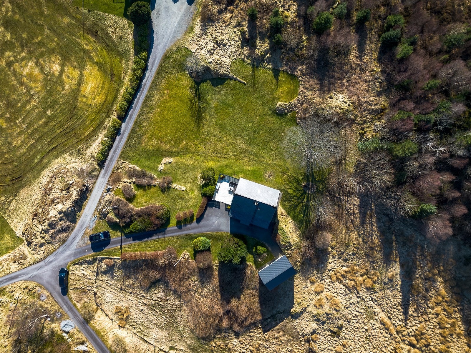 Innholdsrikt hus med tilhørende uthus. Boligen har en god planløsning som egner seg ypperlig for en familie. Store hage og grøntområder rundt boligen, og rikelig med parkeringsplasser på egen tomt. Galleribilde