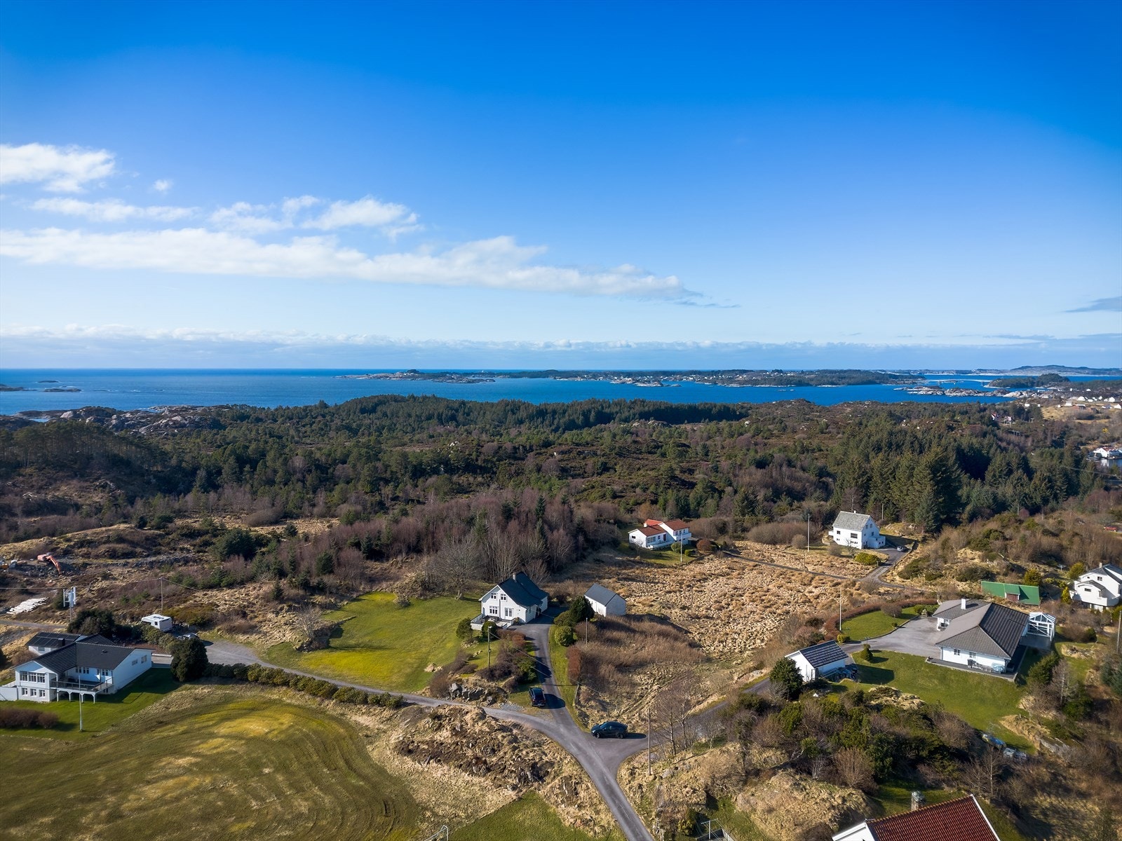 Det gjøres oppmerksom på at dette er en landbrukseiendom og at man trenger konsesjon fra Austevoll kommune for å kunne erverve den. Mer informasjon under punktet Regulerings- og arealplaner og Kommentar om konsesjon i salgsoppgaven. Galleribilde