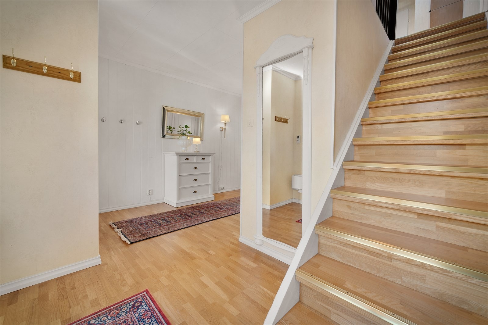 Fra hallen går trappen opp til loftet. Galleribilde