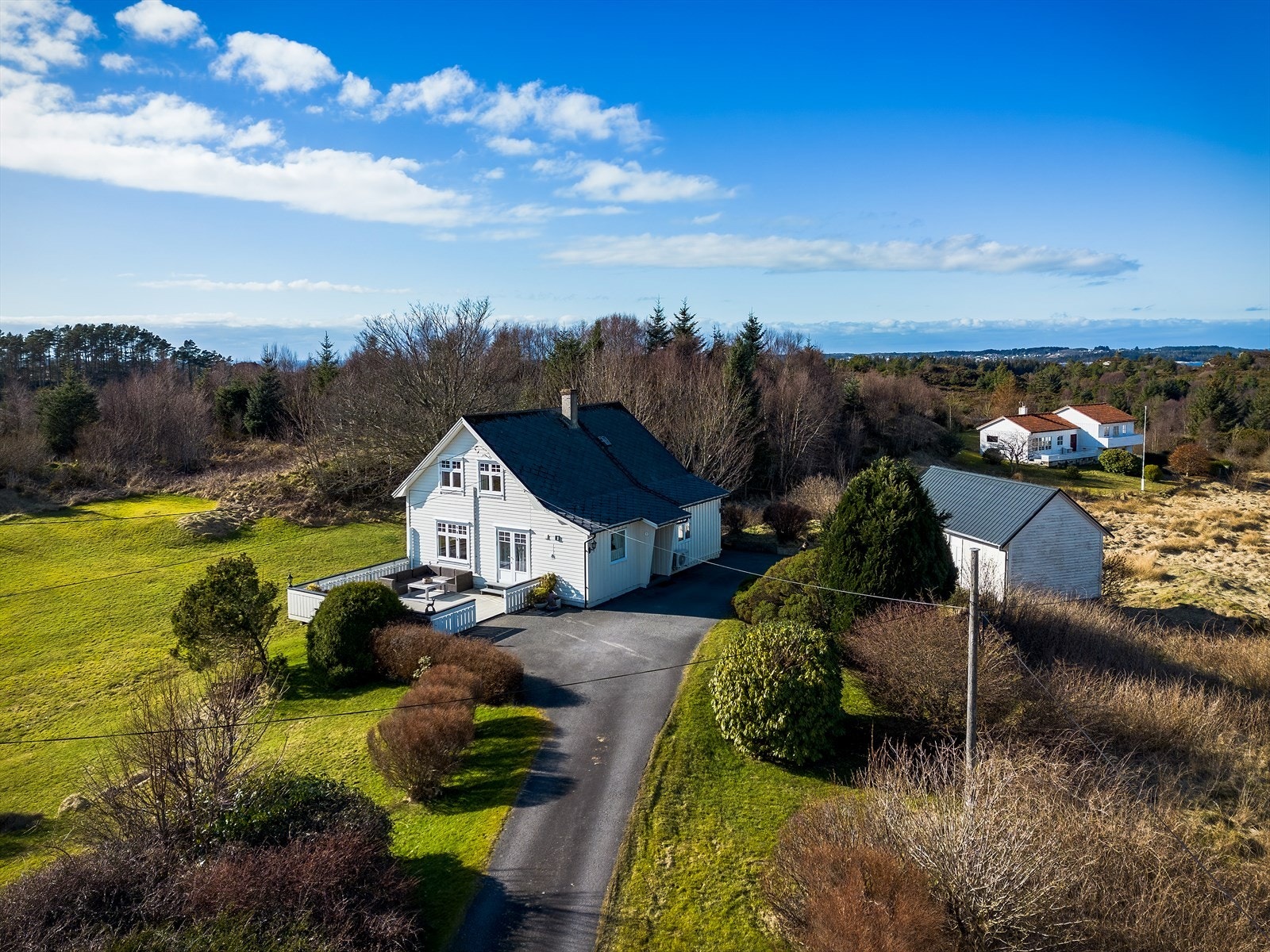 På Austevoll har du nå en sjelden mulighet til å realisere småbruksdrømmen. Med store arealer, sjønær beliggenhet og uante muligheter. Galleribilde