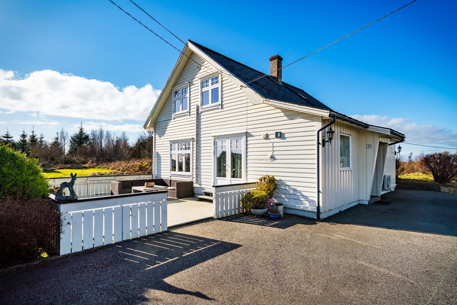 Eiendommen byr på et sjarmerende småbruk med store tomtearealer, perfekt for deg som ønsker å drive med småskala landbruk, dyrehold, eller skape din egen grønne oase. Galleribilde
