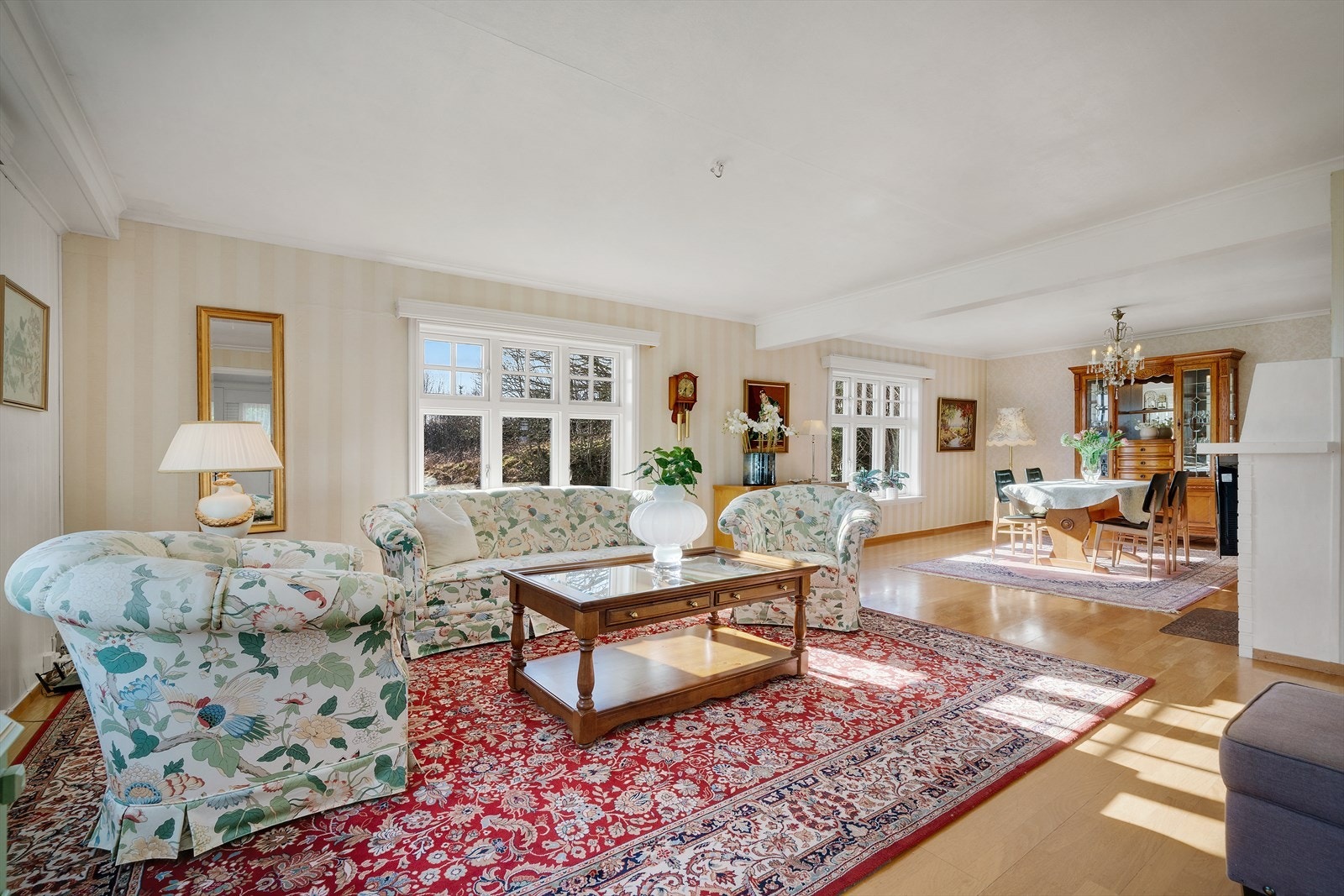 Romslig stue med god plass til flere sittegrupper. Galleribilde