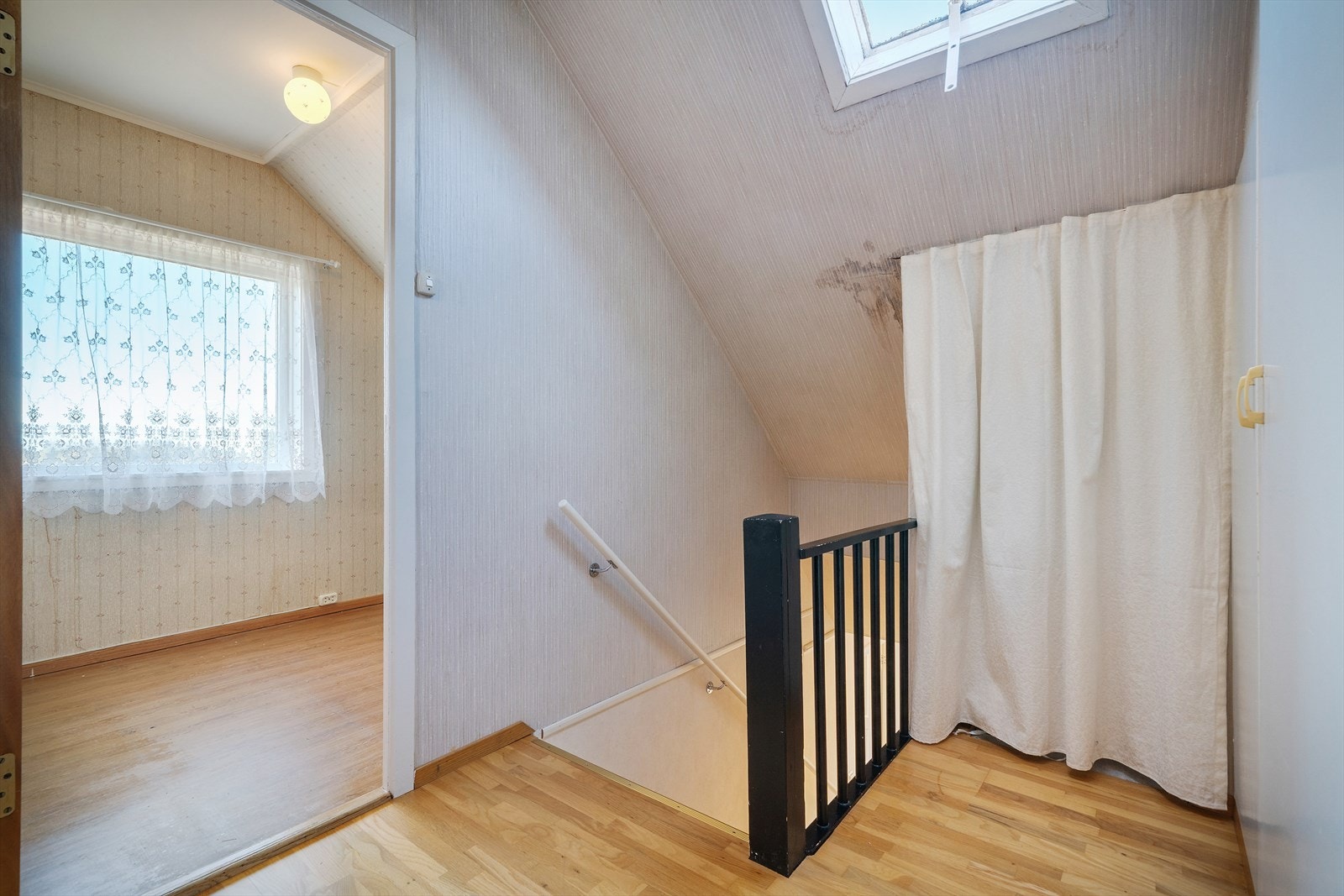 På loftet er soveroms avdelingen med hele 4 soverom. Galleribilde