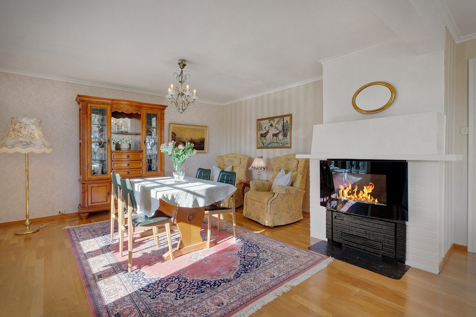 Det er peis i spisestuedelen, men denne har ikke vært i bruk på ca. 30 år. Det er installert en elektrisk ovn i peisen i dag. Galleribilde