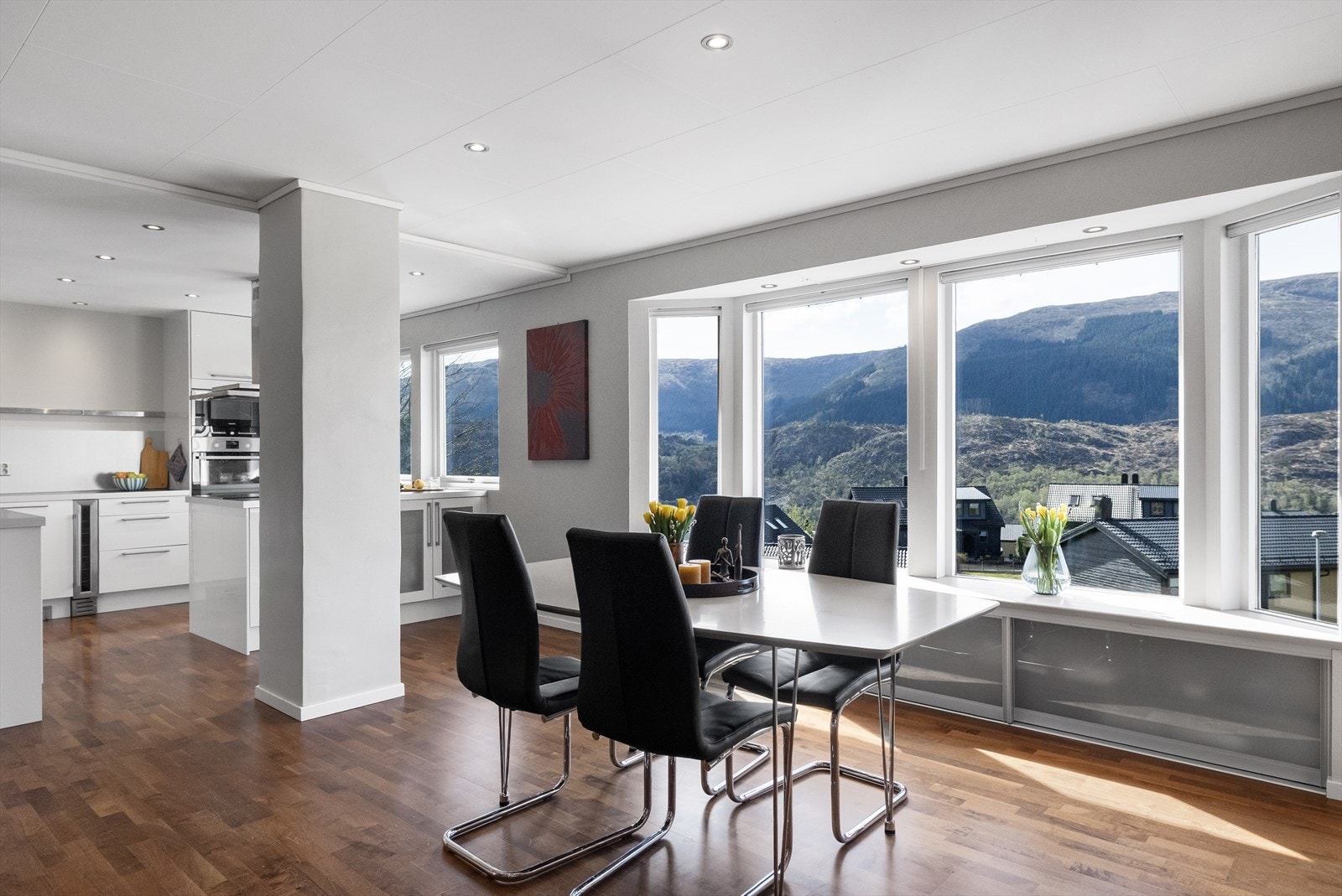 Spisebordet får en naturlig plassering i stuen. Galleribilde