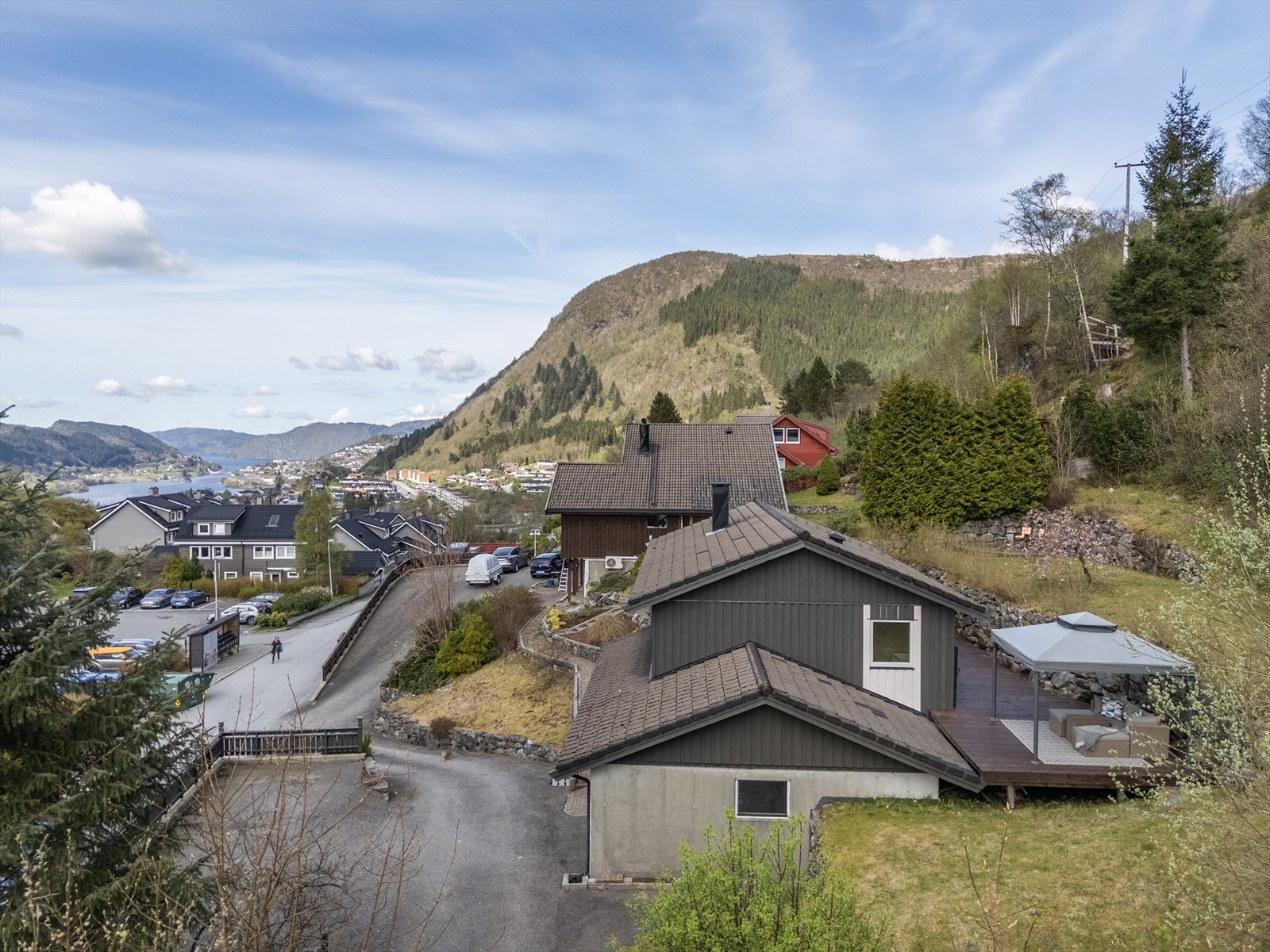 Boligen har både hage med plen, terrasse og asfaltert biloppstillingsplass. Galleribilde