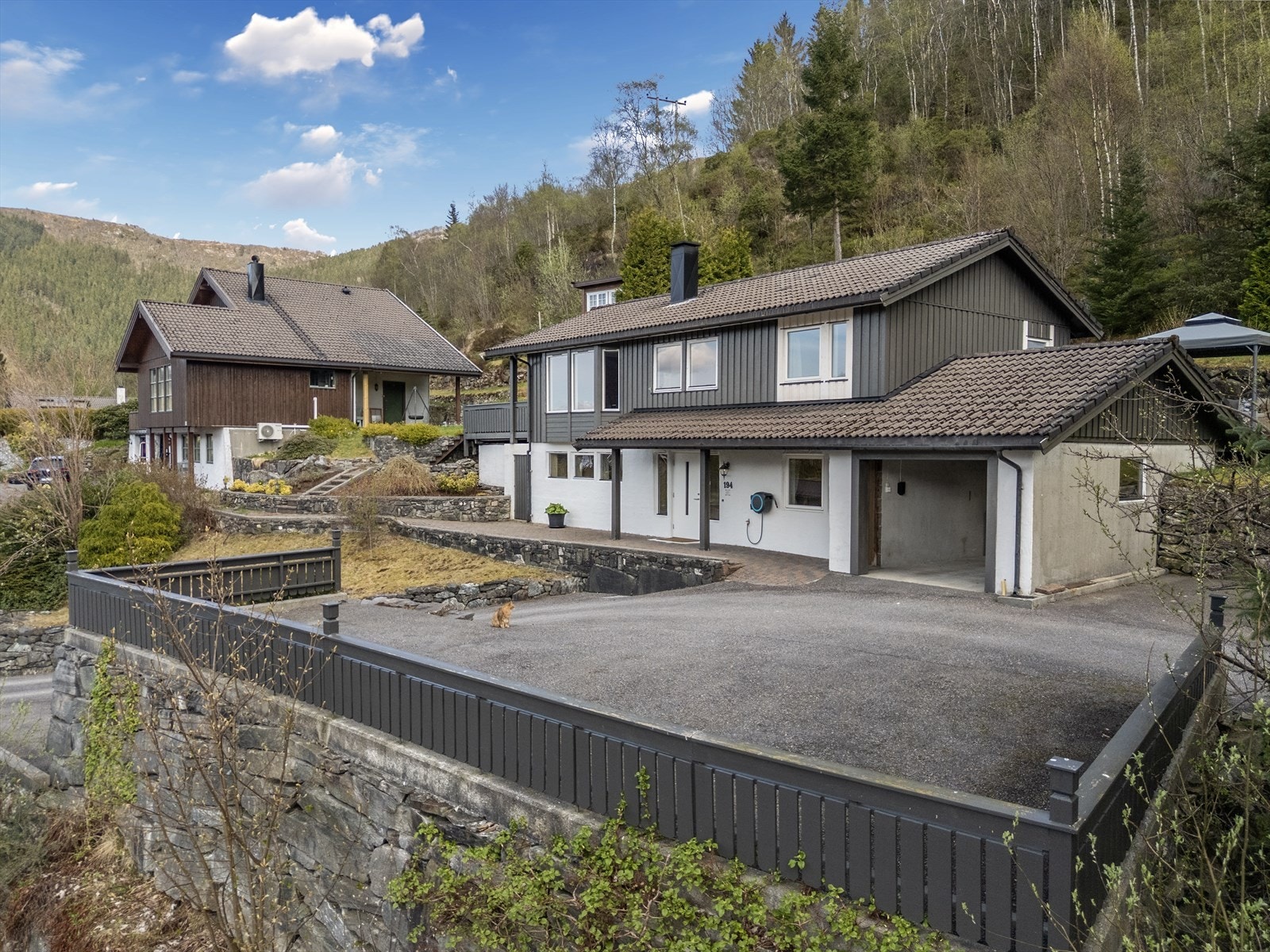 Velkommen til en innholdsrik familiebolig i et attraktivt nabolag på Arnatveit! Galleribilde