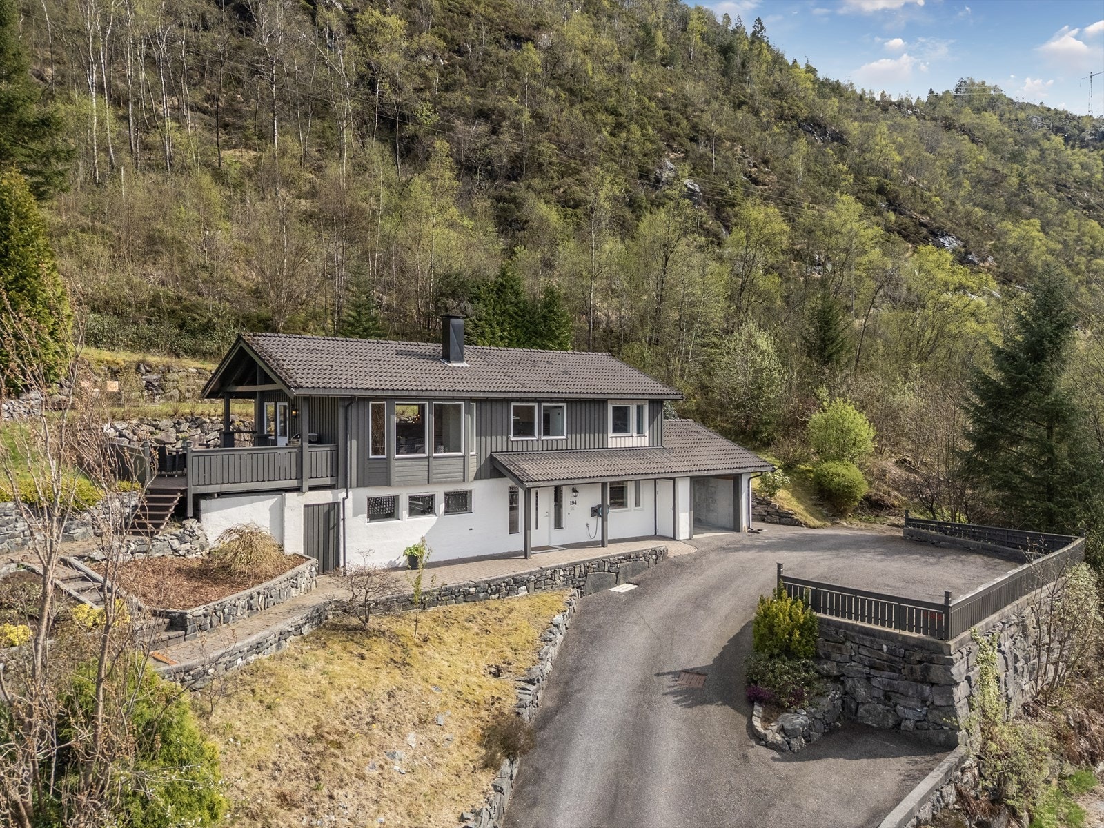 Boligen går over to plan og har stort uteareal, carport og biloppstillingsplasser utenfor. Galleribilde