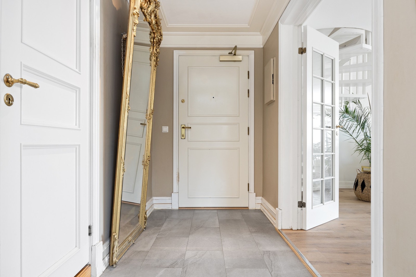 Romslig entre. Galleribilde