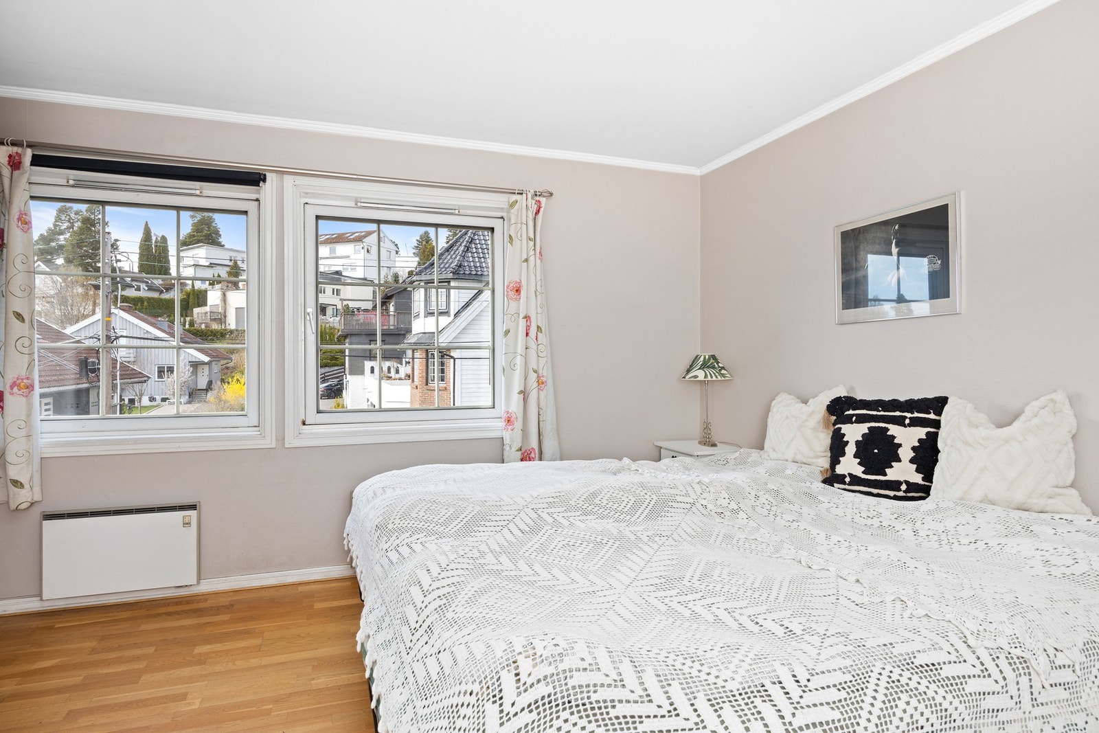 Soverommet får rikelig med naturlig lys takket være de store vindusflatene. Galleribilde