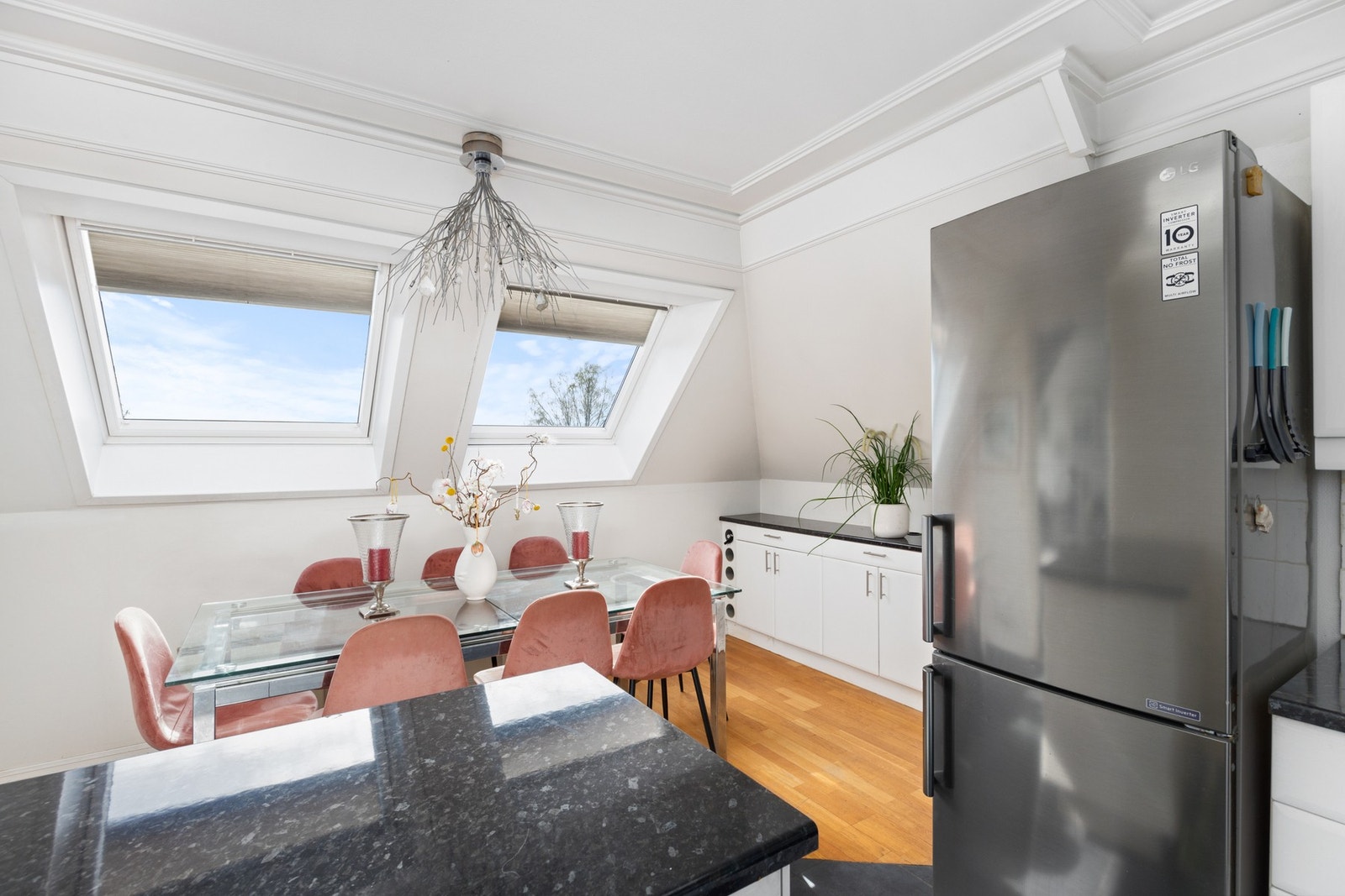 Pent og funksjonelt kjøkken med store vinduer som gir en lys og åpen romfølelse. Galleribilde