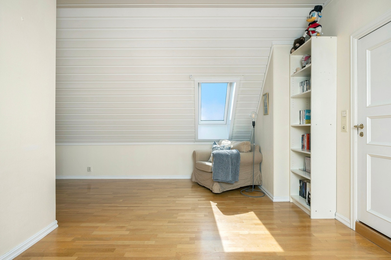 Her er det god plass til å tilpasse rommet etter ønsket innredning. Her er det også gode muligheter for å etablerer hjemmekontor. Galleribilde