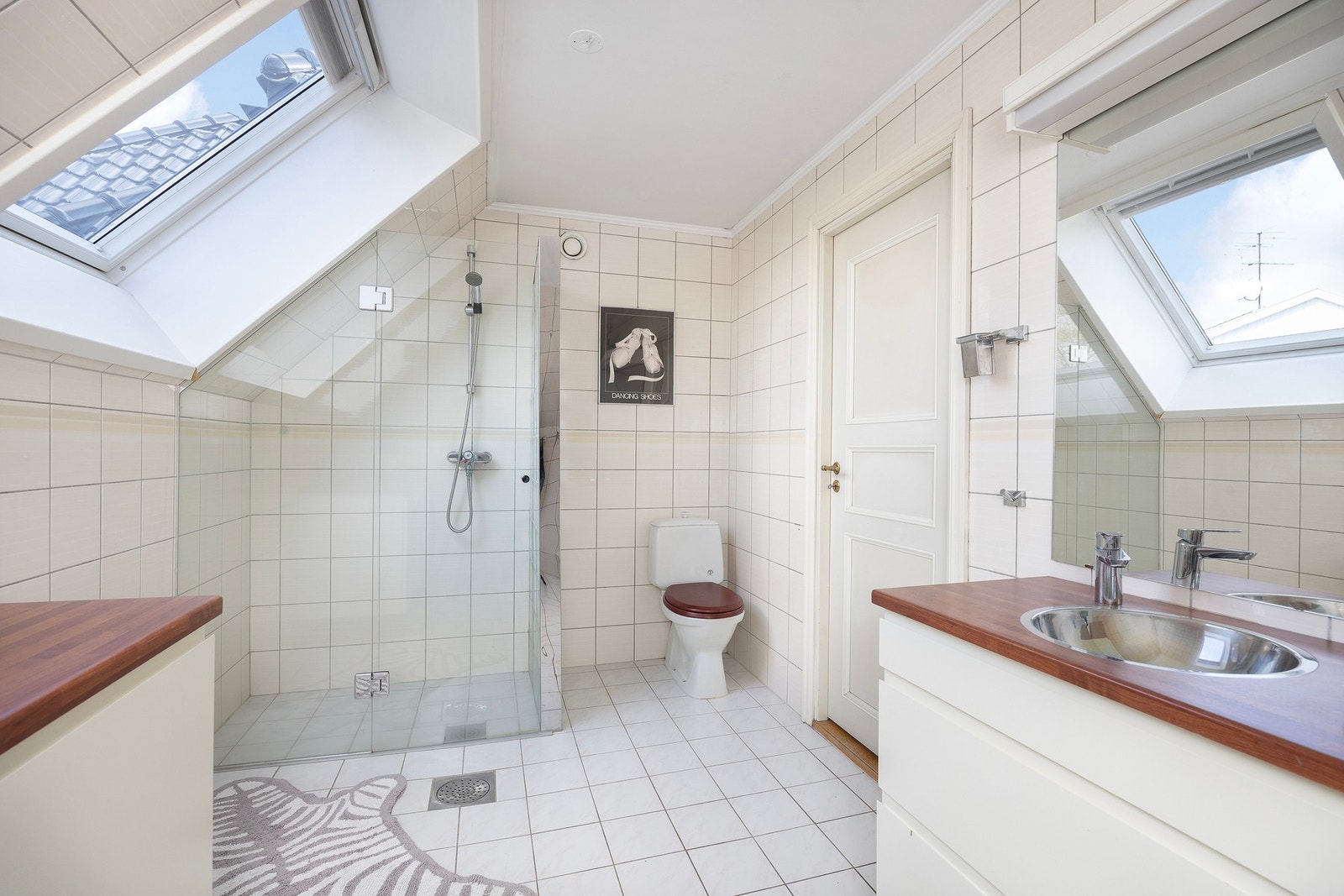 Stort bad med flislagt gulv med gulvvarme og flislagte vegger. Galleribilde