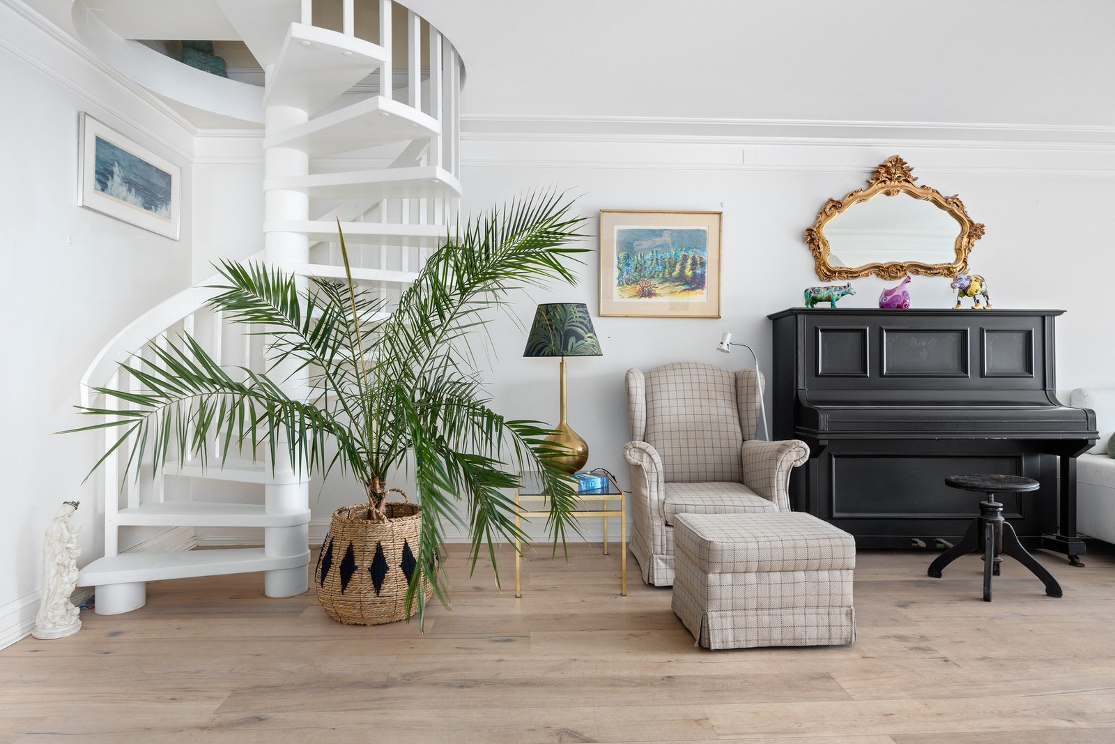 Gulvflater belagt med parkett. Galleribilde