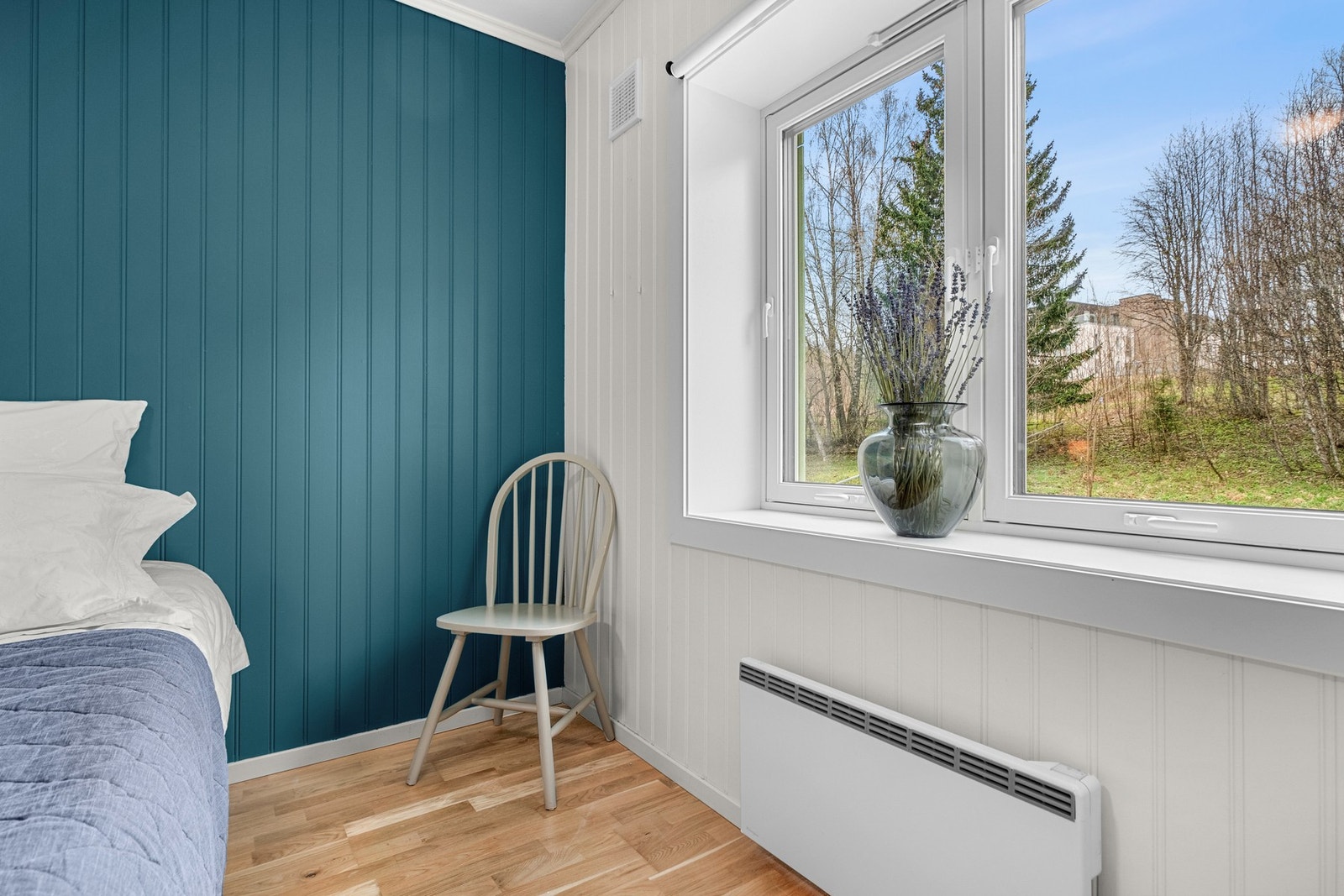 Stort vindu på soverom som slipper mye naturlig lys inne i rommet. Galleribilde