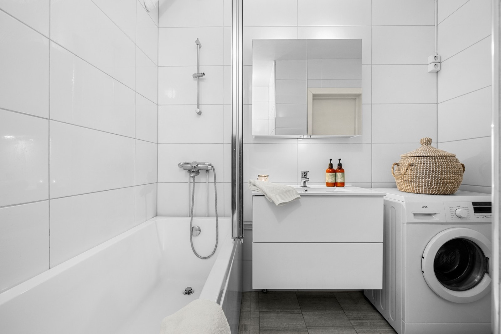 Badet er utstyrt med downlights i himling. Galleribilde
