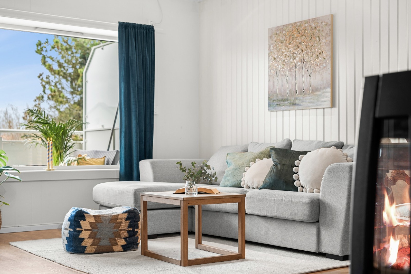 Stuen har store vindusflater som slipper det fine lyset inn i rommet. Galleribilde