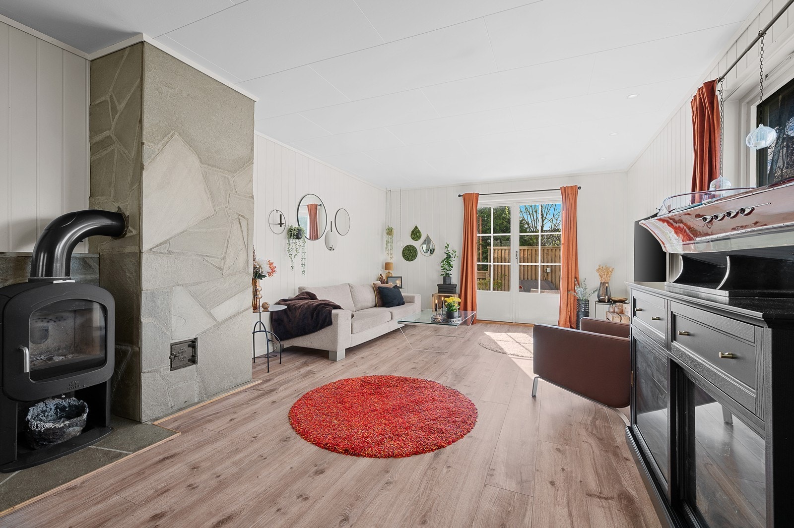 Stuen er romslig, dette gjør at det er god plass til både stor spiseseksjon og sofahjørne. Galleribilde