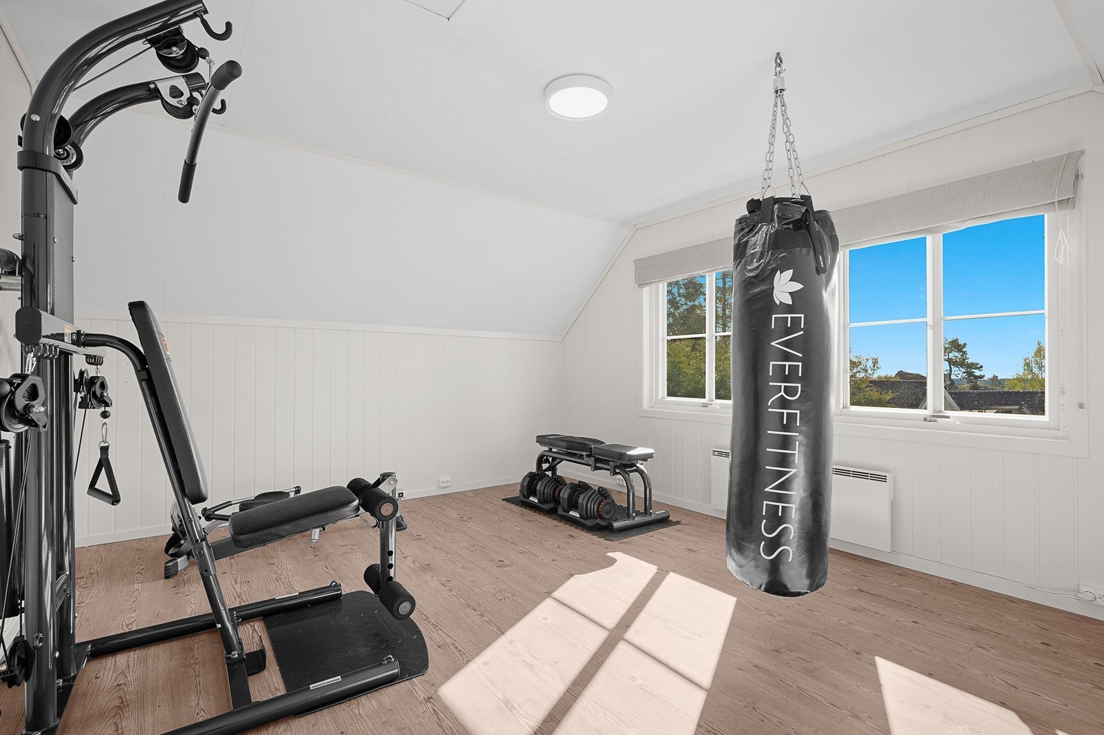 Det ene soverommet mot sør er ekstra romslig, og her er det derfor mulig å kombinere stue og soverom, eller evt treningsrom slik det blir brukt til i dag. Galleribilde