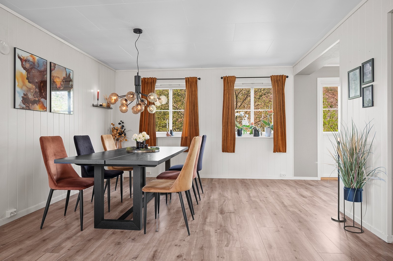 Stuen er lysmalt med åpen løsning mot kjøkkenet. Galleribilde