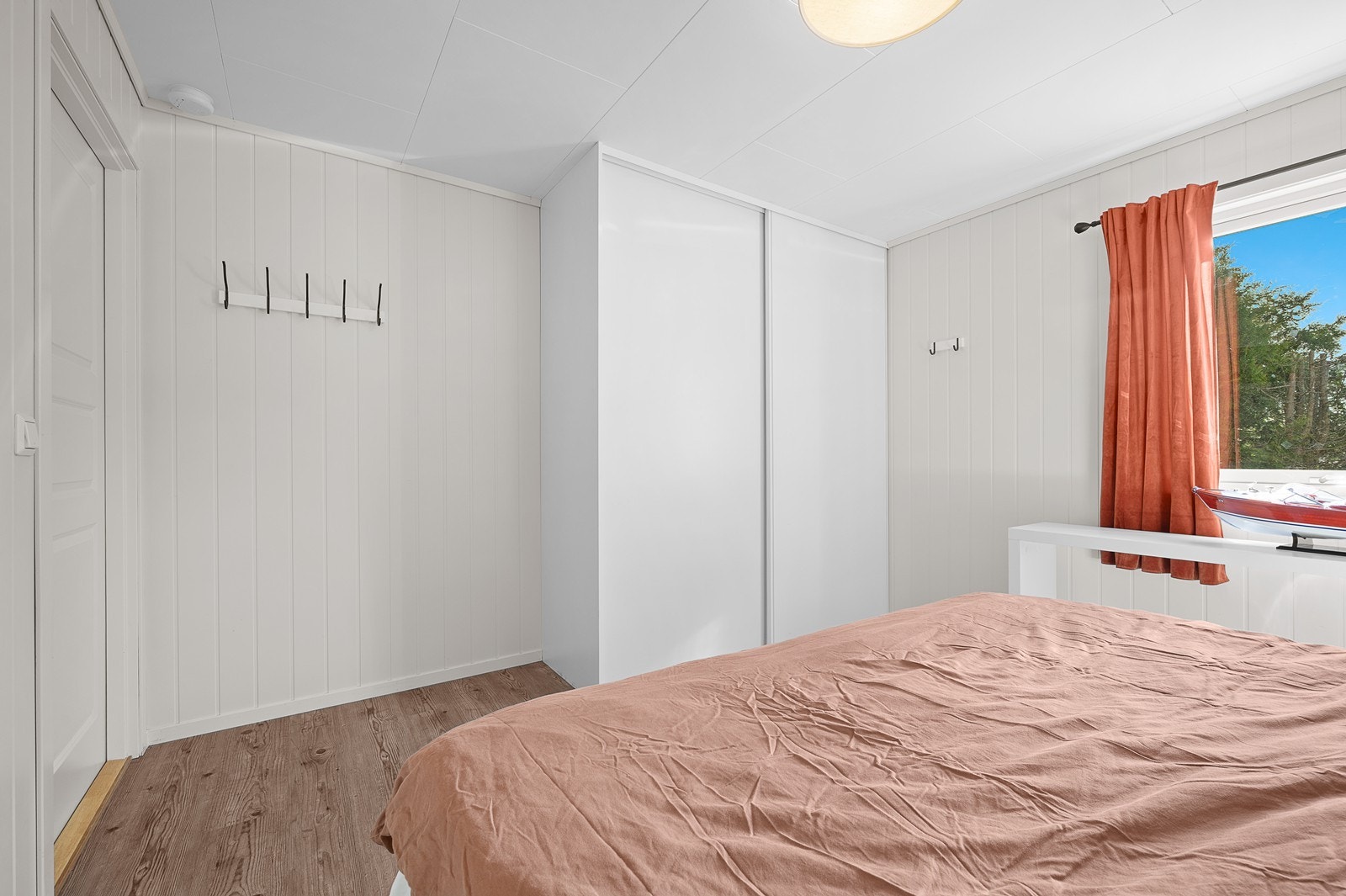 Med ett soverom i første etasje, får man alt man trenger på en flate dersom dette er ønskelig. Galleribilde