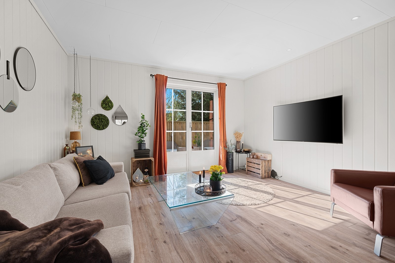 Fra stuen er det utgang via doble terrassedører til den flotte uteplassen på sydsiden av leiligheten, som var ny i 2014. Galleribilde